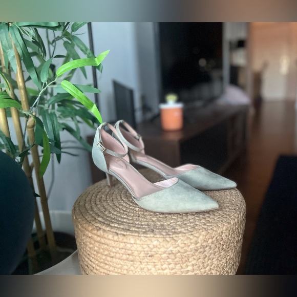 Bandolino Ankle Strapped Heels - Picture 2 of 4